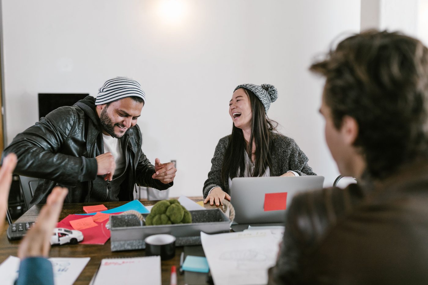 Team arbeitet gemeinsam an der Kundenverwaltung